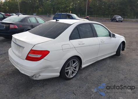 2013 Mercedes-Benz C 250 Sport z USA, uszkodzony, nr VIN WDDGF4HB0DR279502